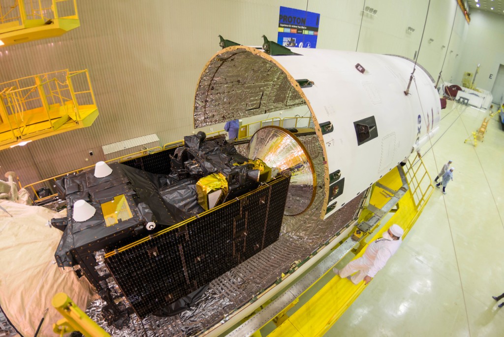 Encapsulation d'ExoMars 2016 au sommet du lanceur Proton. Crédit : Tsenki.