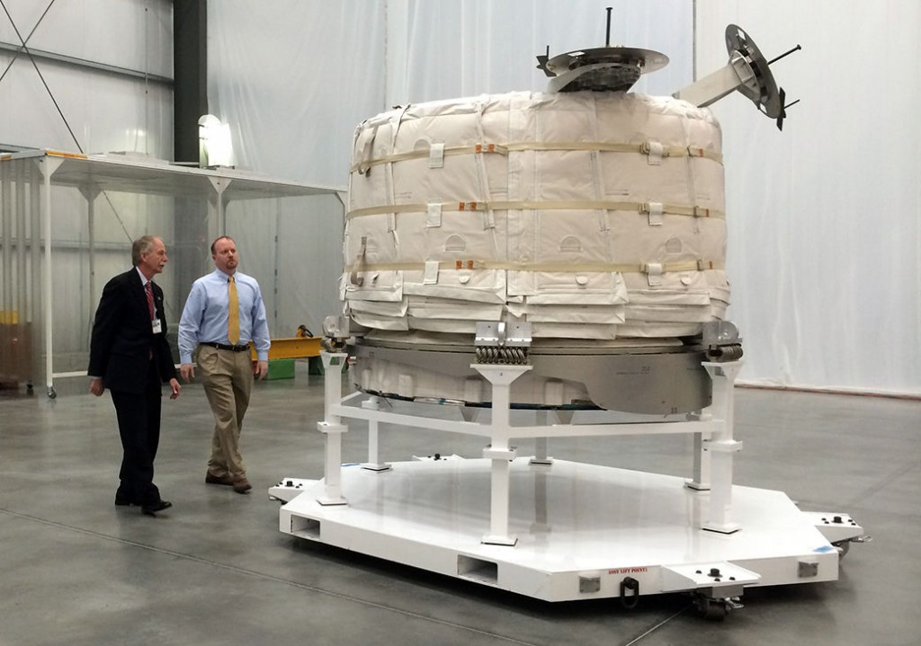 Robert Bigelow (à g.) présente le module Beam. Crédit : Bigelow Aerospace.