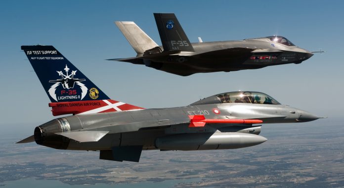Un F-16 danois accompagne un F-35