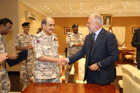 2016 06 29 Qatari naval commander Major General Mohammed Nasser Al Mohannadi and Managing Director MBDA Italia Antonio Perfetti shake hands after the contract signature © MBDA
