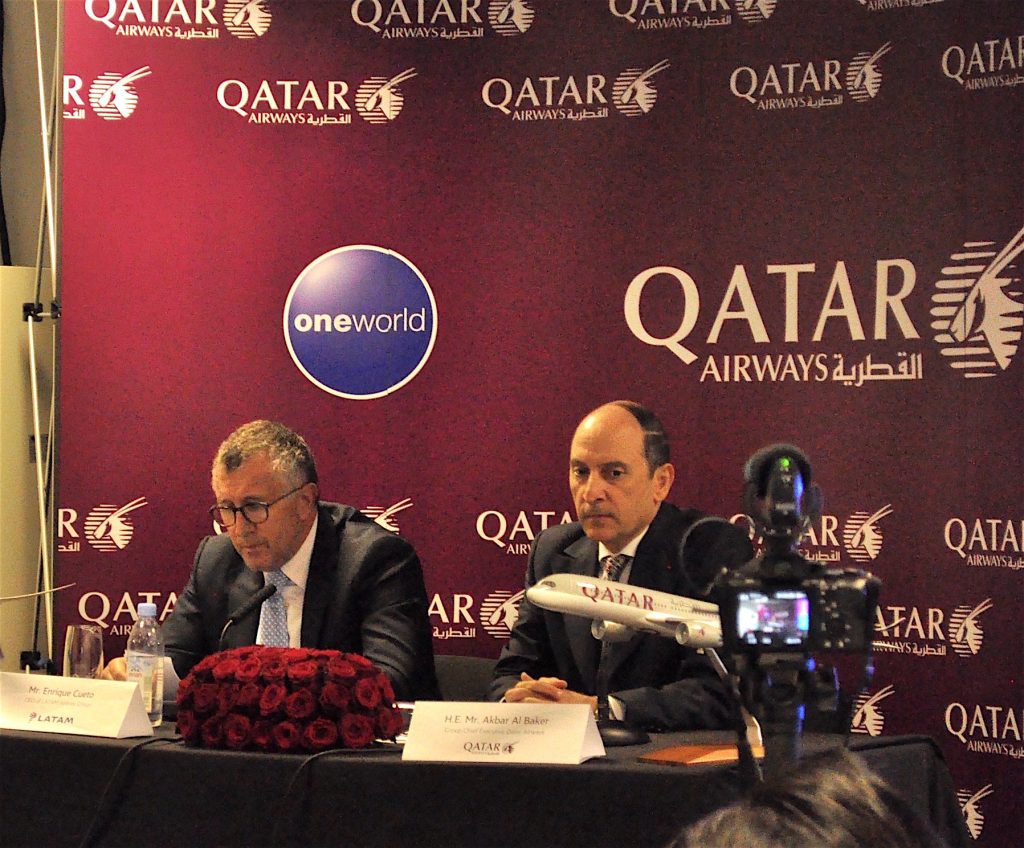 Enrique Cueto, CEO of Latam, and Akbar El Baker, Group Chief Executive of Qatar Airways - crédit C. Bruneau pour Aerospatium