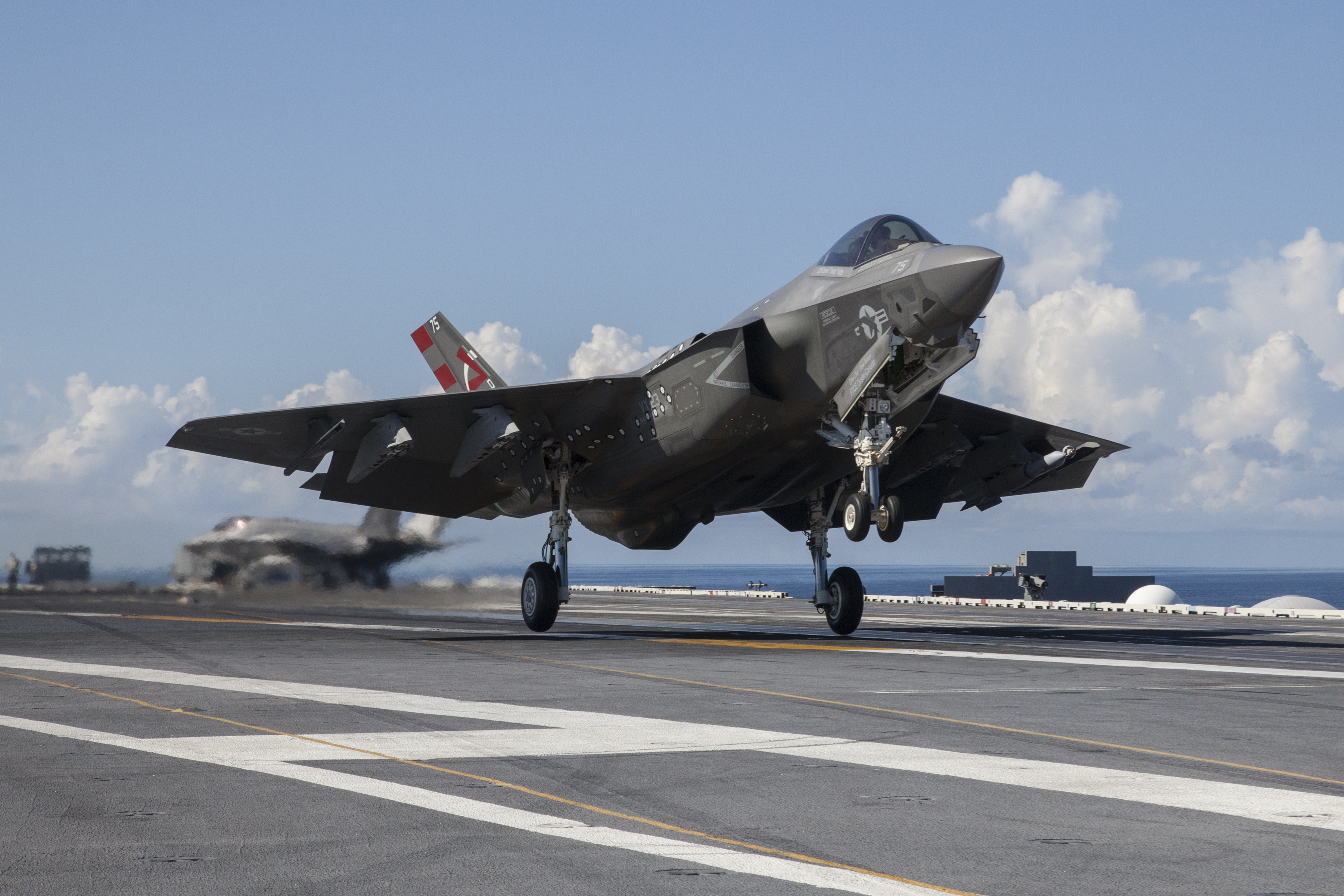 взлет ф 35 с авианосца. F-35. F 35 c. F-35 lightning ii. F35c lightning 2.