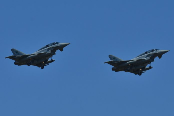 Eurofighter_EF-2000_Typhoon_Royal_Saudi_Air_Force_ZK087_-_Will_be_319_&_ZK088_-_Will_be_320_(9678918679)