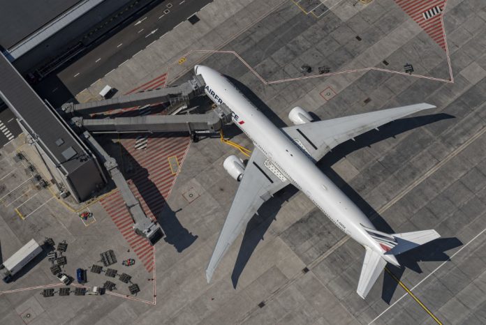 Avion Air France au contact, Hall M du terminal 2 E a Paris-Charles de Gaulle