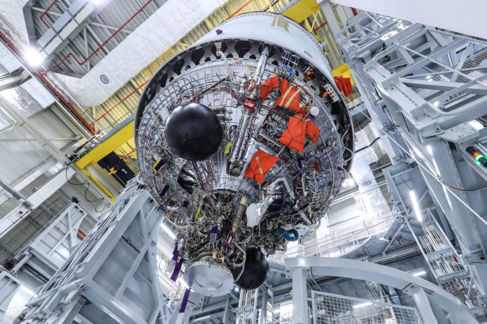 ArianeGroup - Ariane 6 Tank Center Bremen - HFM - Loading preparation - Packing work for the step - Weighing the step and packing, the step is mounted on the transport frame. 22.01.2021 Ariane 6 ULPM HFM ArianeGroup Brême