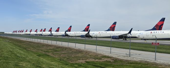 Delta_Planes_at_MCI_(49879371996)_(cropped) Delta Covid Aérien