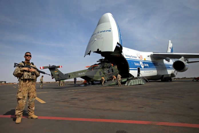 Ankunft NH-90 in Mali Antonov NH90 Transport stratégique dépendance