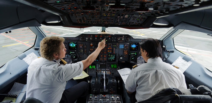 Les pilotes d'un Airbus A310 effectuent les dernieres verifications avant le decollage Pilotes A310