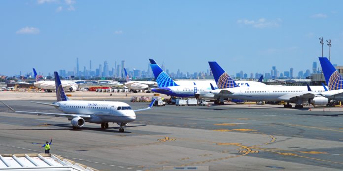 NEWARK, NJ -26 JUL 2020- View of an airplane from United Airline Aéroport de Newark